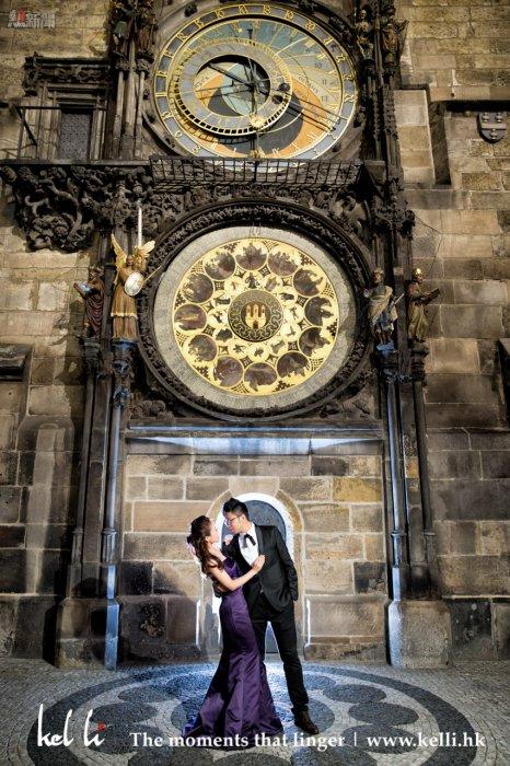 在布拉格的天文鐘低下拍攝的婚紗照 | the Astronomical Clock in Prague