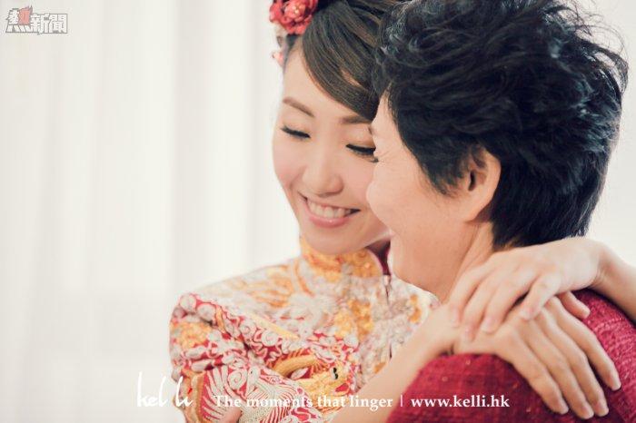 Bride & Mom - touching moments