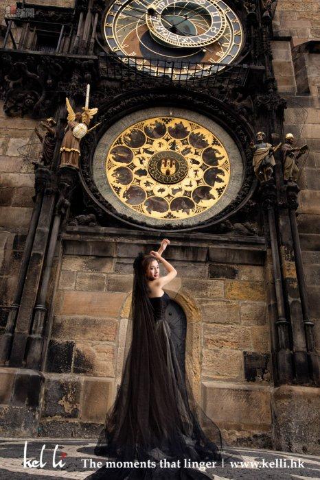 在布拉格的天文鐘低下拍攝的婚紗照 | the Astronomical Clock in Prague