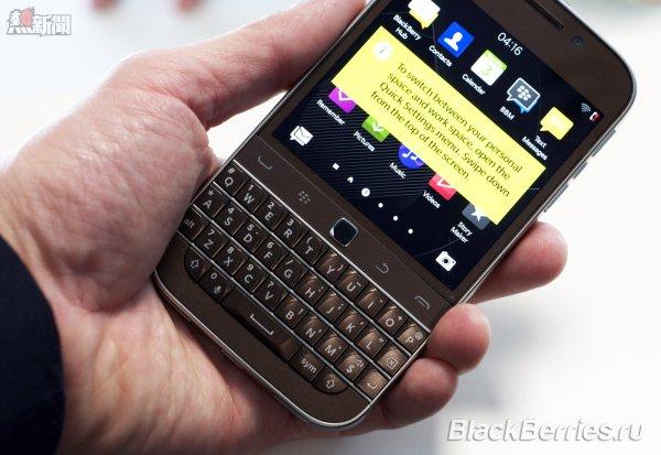 BlackBerry-Classic-White-Blue-Bronze_005