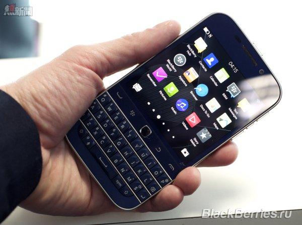 BlackBerry-Classic-White-Blue-Bronze_003