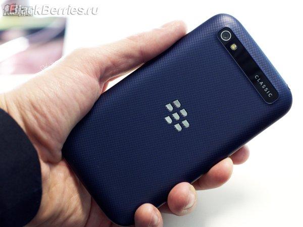 BlackBerry-Classic-White-Blue-Bronze_004