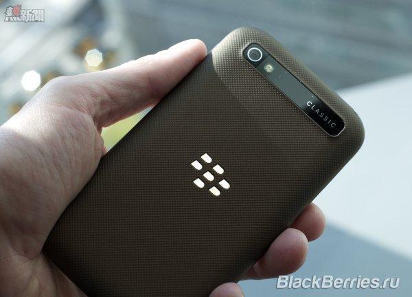 BlackBerry-Classic-White-Blue-Bronze_006