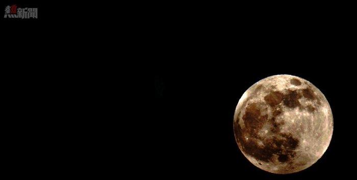 週五的滿月有點特別，其實應該叫它「Blue Moon」