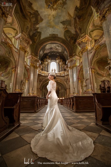 在歐洲能拍攝婚紗照的教堂不多，這個是其中一個，但允許拍攝的時間很有限