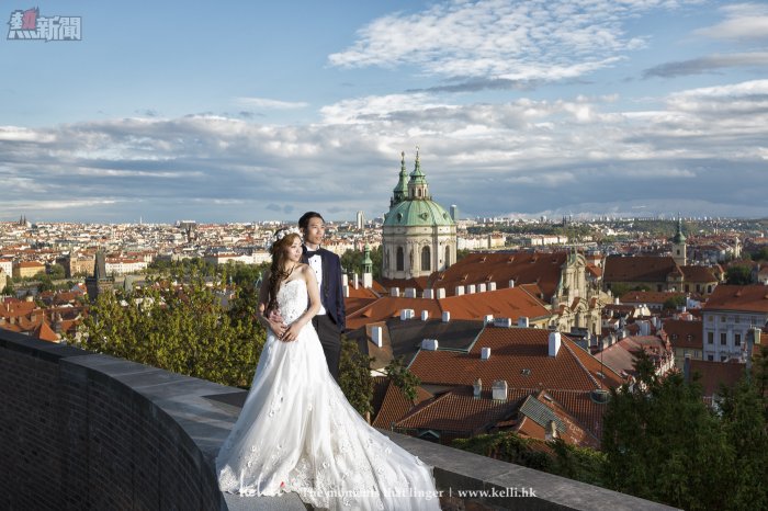 这里能饱览布拉格的红屋顶全景，但首要是新人不能畏高，哈哈