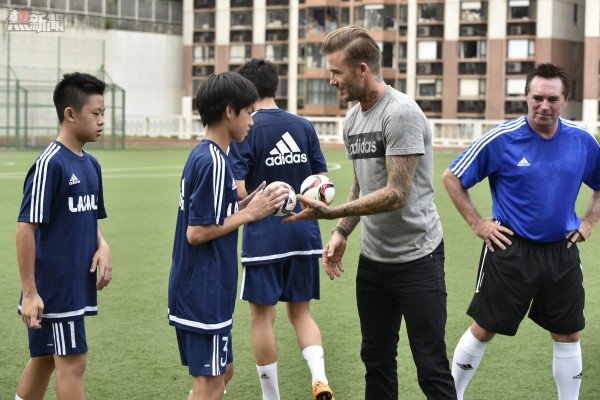 碧咸送上親筆簽名的adidas迷你足球給學員作紀念_01