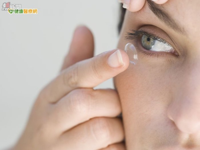 戴隱形眼鏡過夜或戲水　當心角膜潰瘍