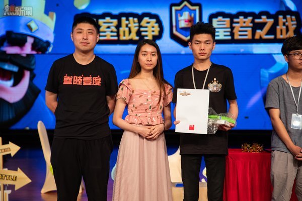 361度代表為即將代表中國出戰本屆亞運的電競選手黃成輝頒獎