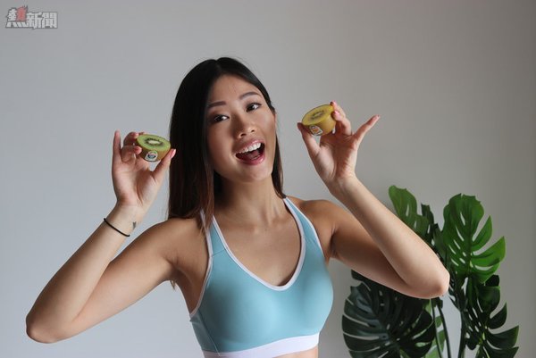 人氣健身達人王樂婷（Emi）表示她超喜歡吃奇異果，無論工作或運動，奇異果都可以幫助補充維他命C和膳食纖維。