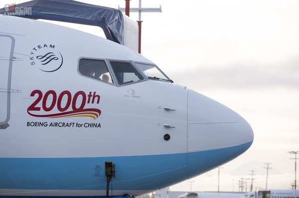 這架飛機的塗裝特別增加了「2000th BOEING AIRCRAFT for CHINA」的紀念標識。