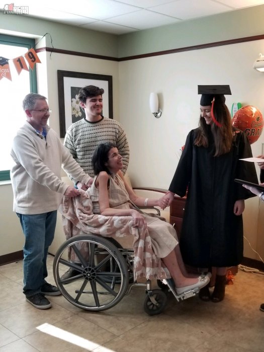【最後心願】病房舉行畢業禮 癌病母見證女兒戴四方帽