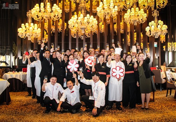 行政主廚陳建太郎及其團隊在新加坡文華大酒店慶祝贏得米其林星級評價