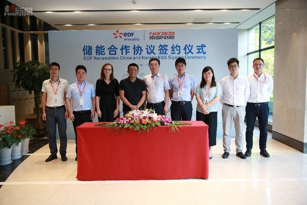 EDF Renewables China首席執行官田越（左四）和南都電源副董事長王岳能（右五）出席9月18日的簽約儀式。