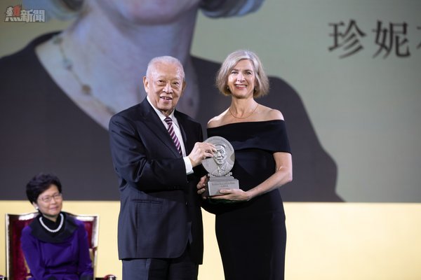 董建華先生向CRISPR-Cas9的共同發明者珍妮花．杜德納博士頒發「人類福祉獎」。
