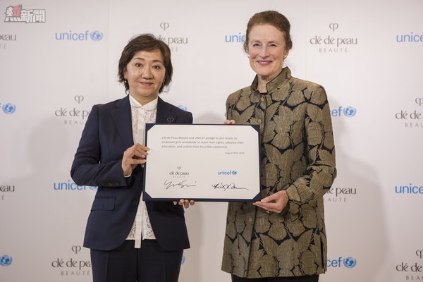 CPB肌膚之鑰首席品牌官Yukari Suzuki女士（左）與聯合國兒童基金會執行主任亨麗埃塔-福爾（右）展示通過教育賦權年輕女性以發掘機會和潛力的聯合承諾