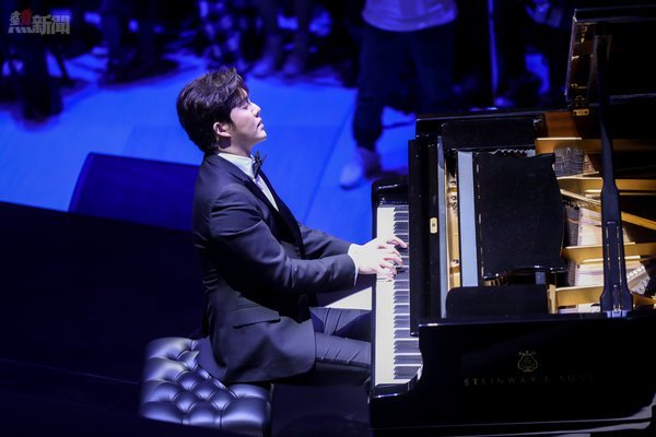 享有「鋼琴王子」美譽的國際著名鋼琴家李雲迪在「Home to Luxury」盛裝派對上登台演出，吸引了眾多顧客在台前駐足觀賞