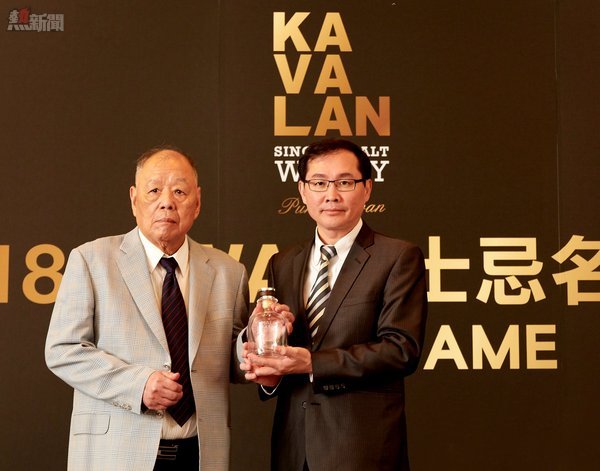 金車董事長李添財與總經理李玉鼎入選 World Whiskies Awards 威士忌名人堂（Hall of Fame），他們不僅是榜上唯一的華人，也是前所未有同時上榜的父子檔。