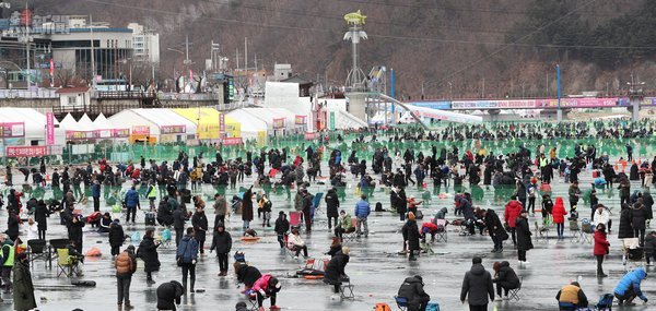 2020年1月27日，遊客們在2020冰雪王國華川山鱒魚慶典上享受冰釣，該慶典在江原道華川舉行