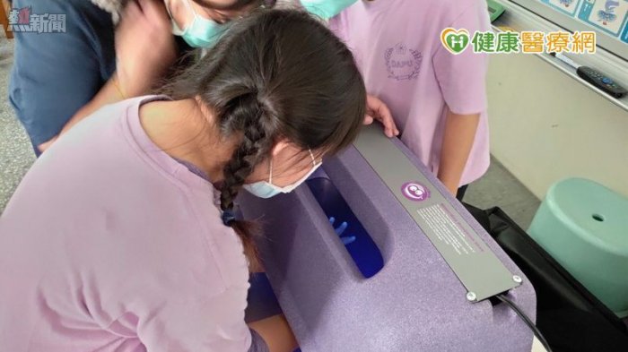 學童洗手五時機「病菌森七七」　螢光燈檢測清潔成效