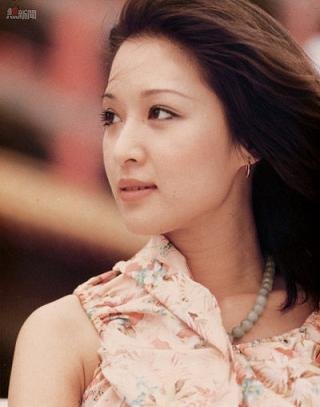 她曾是費翔紅顏知己，“父女戀”閃婚閃離，皈依佛門卻又未婚生女