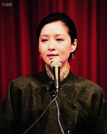 她曾是費翔紅顏知己，“父女戀”閃婚閃離，皈依佛門卻又未婚生女