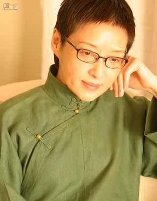 她曾是費翔紅顏知己，“父女戀”閃婚閃離，皈依佛門卻又未婚生女
