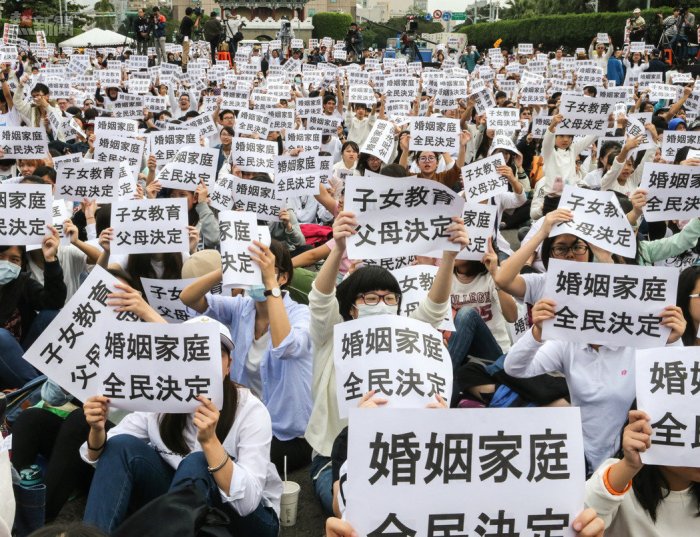 民眾身穿白衣走上凱道抗議。聯合報記者鄭清元／攝影