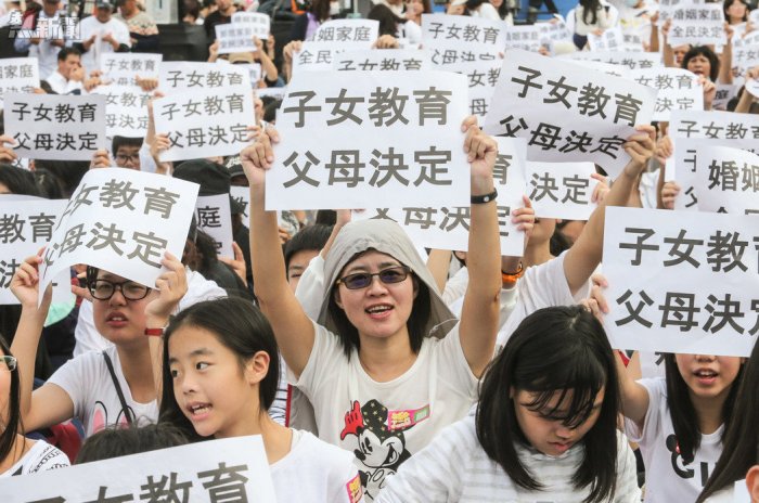民眾身穿白衣走上凱道抗議。聯合報記者鄭清元／攝影