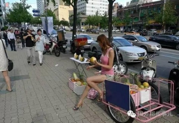 韓國美女推三輪車削水果300一個，為啥那麼多人買