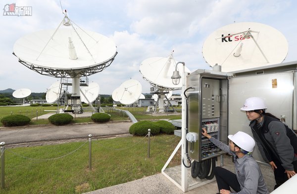 6月7日，KT SAT的員工在Kumsan Satellite Service Center檢查衛星天線。
