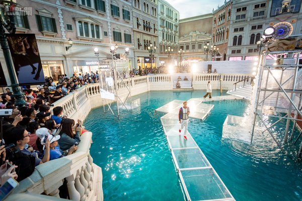 去年金沙澳門時裝週一連六日的時尚優惠及活動之一 -- 於威尼斯人購物中心的大運河上舉行之「水上天橋秀」。