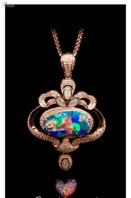 Regent Opal 以橢圓形礫背蛋白石為主體，外圍鑲嵌鑽石的18K玫瑰金吊墜