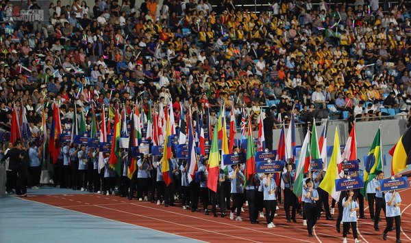 旗手和運動員們在2019忠州世界武藝大賽開幕式上列隊前進，該武藝大賽於2019年8月30日在距離首爾東南方向約150公里的忠州體育館開幕
